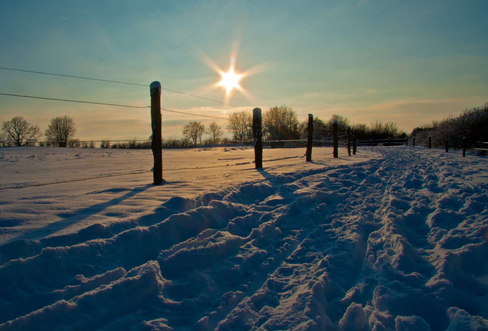 Wärmende Sonnenstrahlen als Begleiter auf dem winterlichen Weg