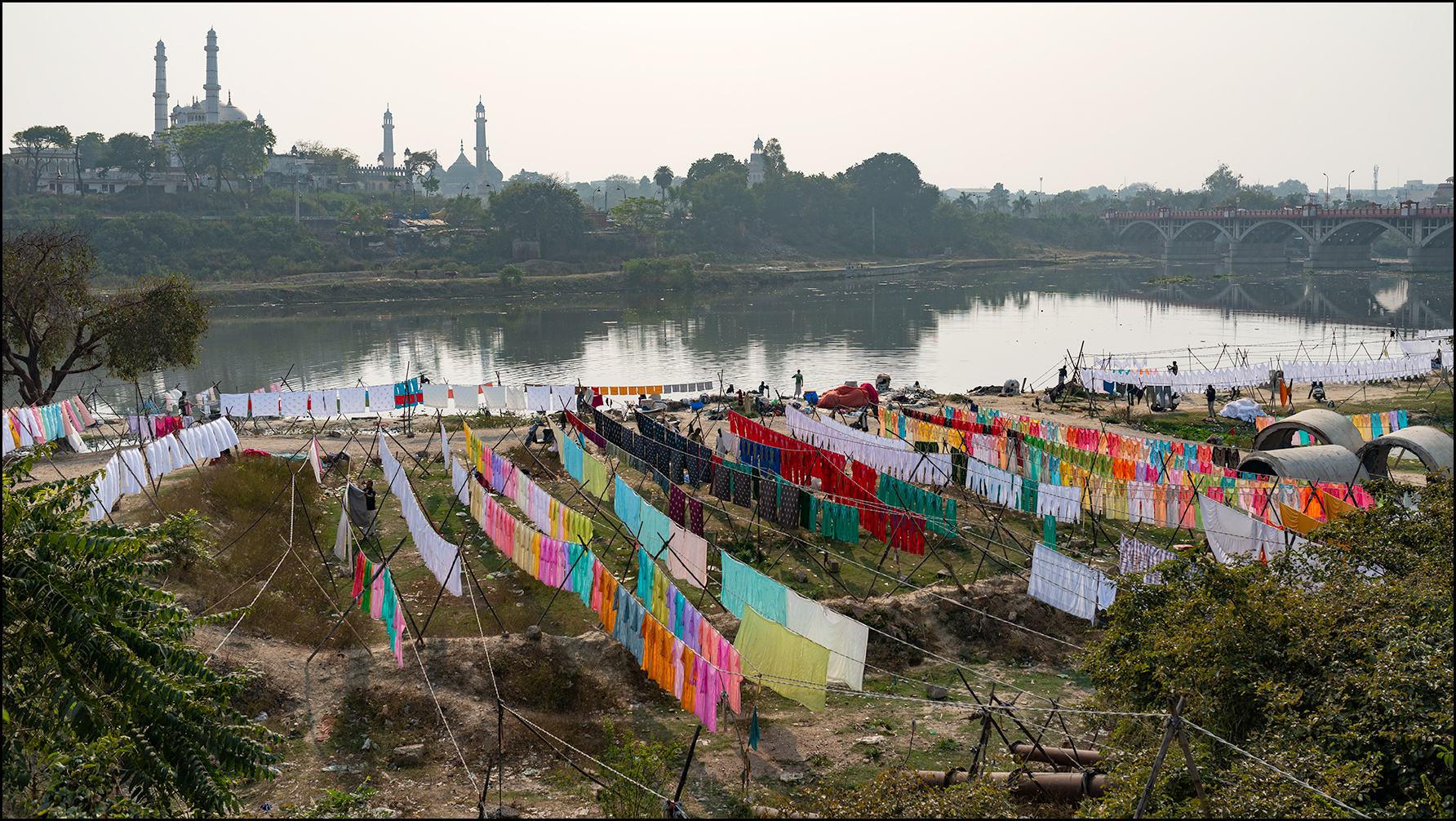 Wäsche auf der Leine am Fluss Gomti