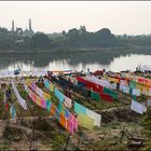 Wäsche auf der Leine am Fluss Gomti