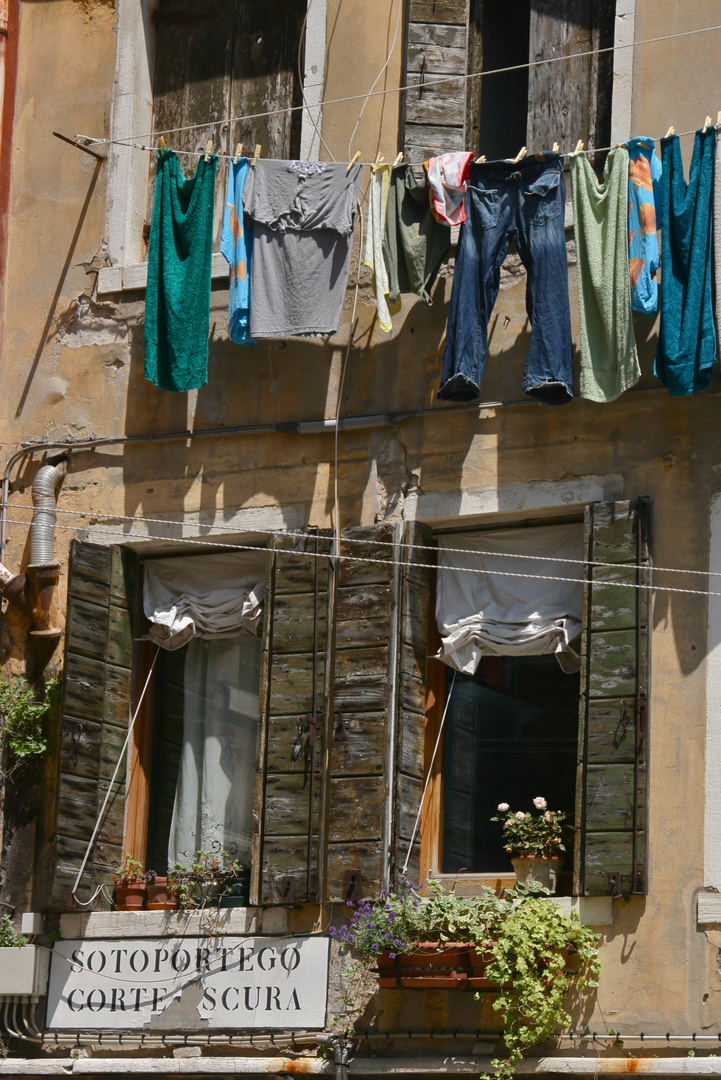 Wäsche im San Polo Viertel in Venedig