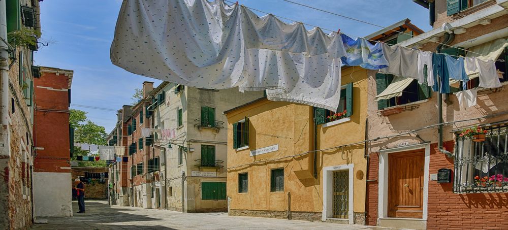 Wäsche trocknen in der Sonne über Gasse in Venedig