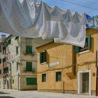 Wäsche trocknen in der Sonne über Gasse in Venedig