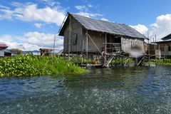 ...Wäsche waschen am Inle See....