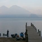 Wäsche waschen unter Vulkanen am Atitlan See