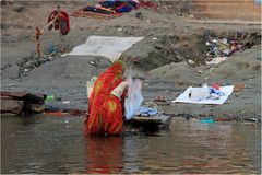 Wäscherin im Ganges stehend, bei ca. 7 Grad Lufttemperatur