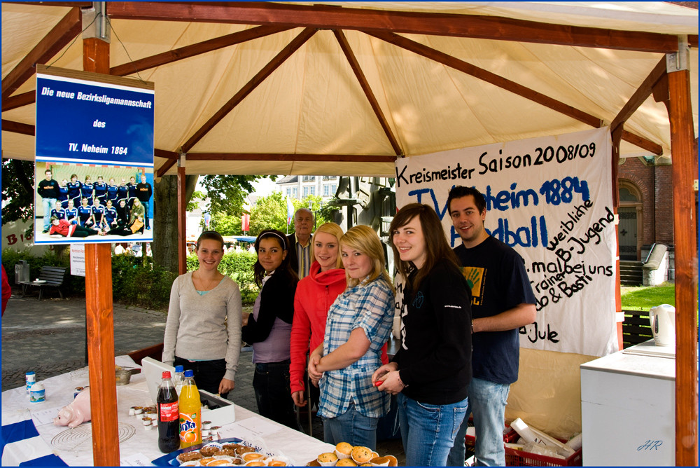 Waffelverkauf für einen guten Zweck auf der Fußgängerzone von Neheim.