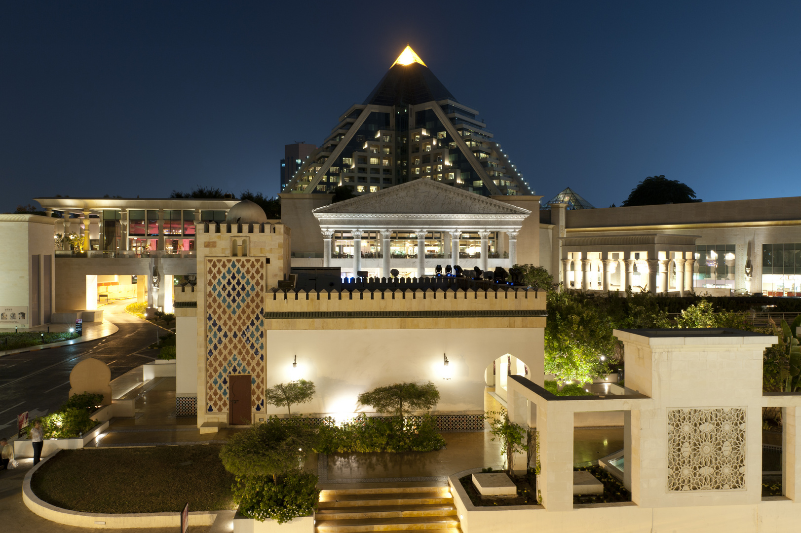 Wafi Mall und die Pyramide des Raffles Hotel