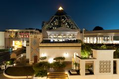 Wafi Mall und die Pyramide des Raffles Hotel