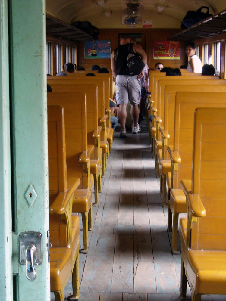 Wagen eines Zuges in Thailand von innen