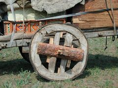 Wagenrad aus Holz - Zugtier ist ein Yak