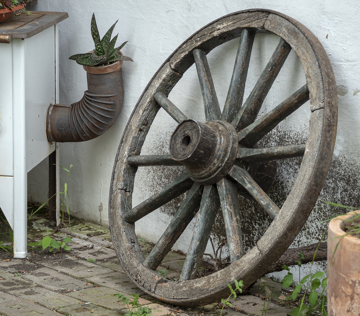 wagenrad mit schwiegermutterzunge im ofenrohr