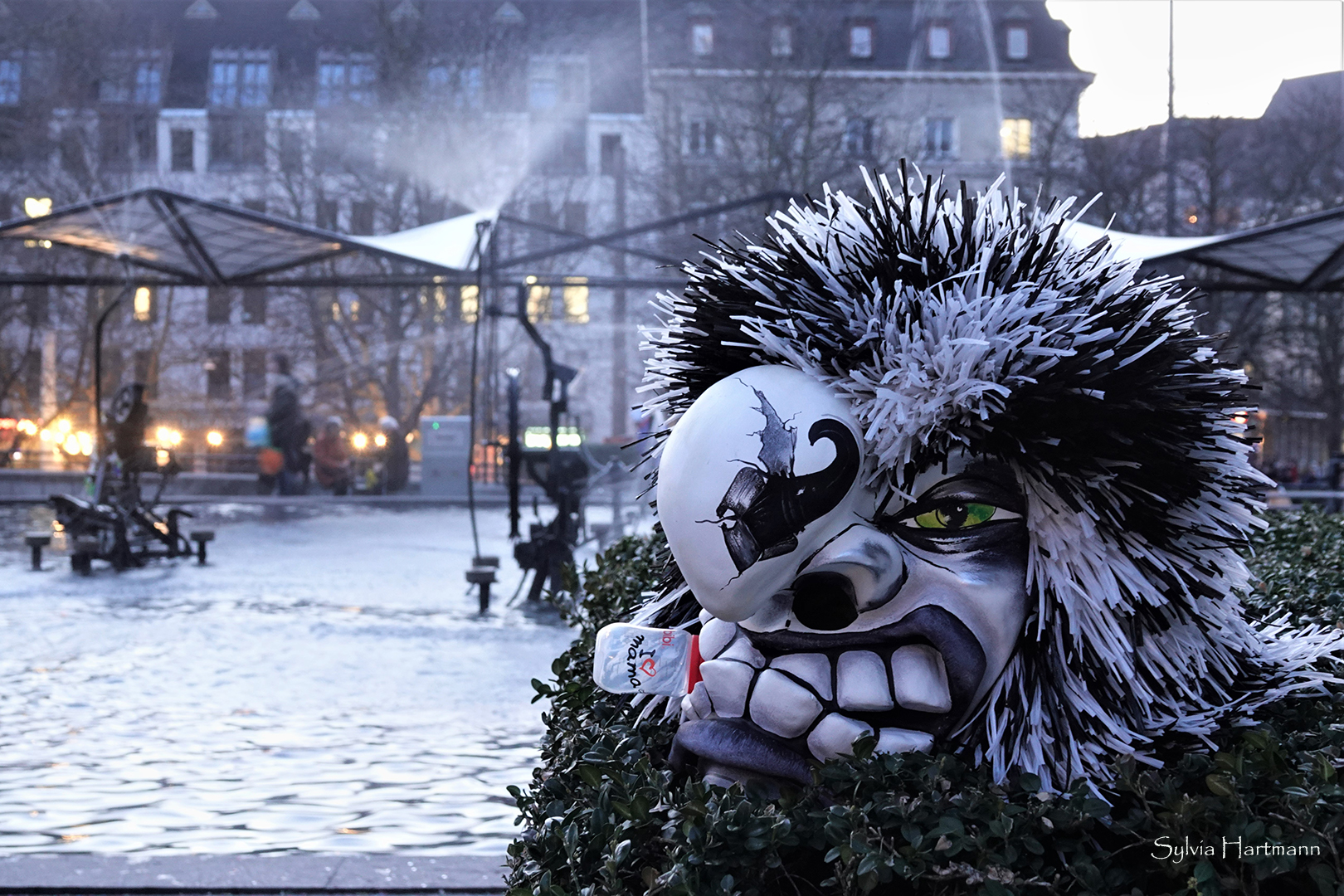 Waggislarve und Tinguely-Brunnen