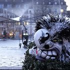 Waggislarve und Tinguely-Brunnen