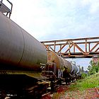 Waggons unter der alten Eisenbahnbrücke in Hameln (Weser).