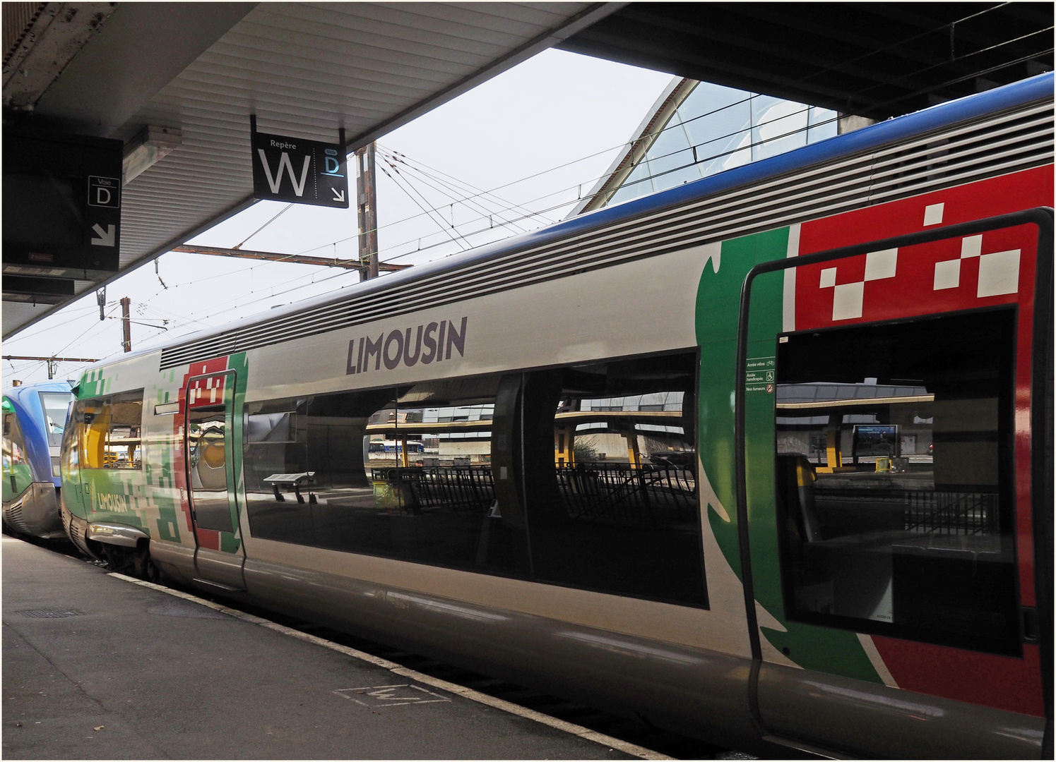  Wagon multicolore en gare de Limoges