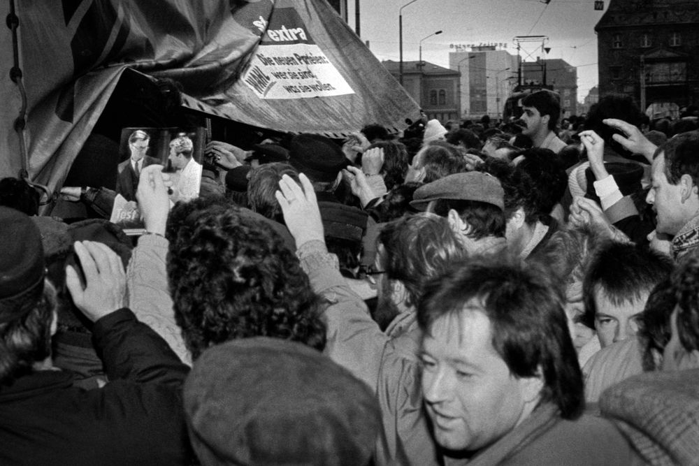 Wahlkampfhilfe vom West-Lkw in Rostock 1990