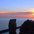 Wahrzeichen von Helgoland, Lange Anna (links im Bild) am Abend bei Sonnenuntergang