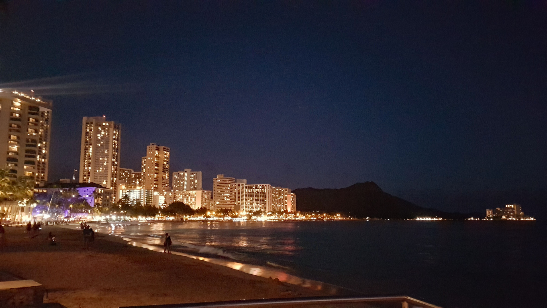 Waikiki Beach bei Nacht