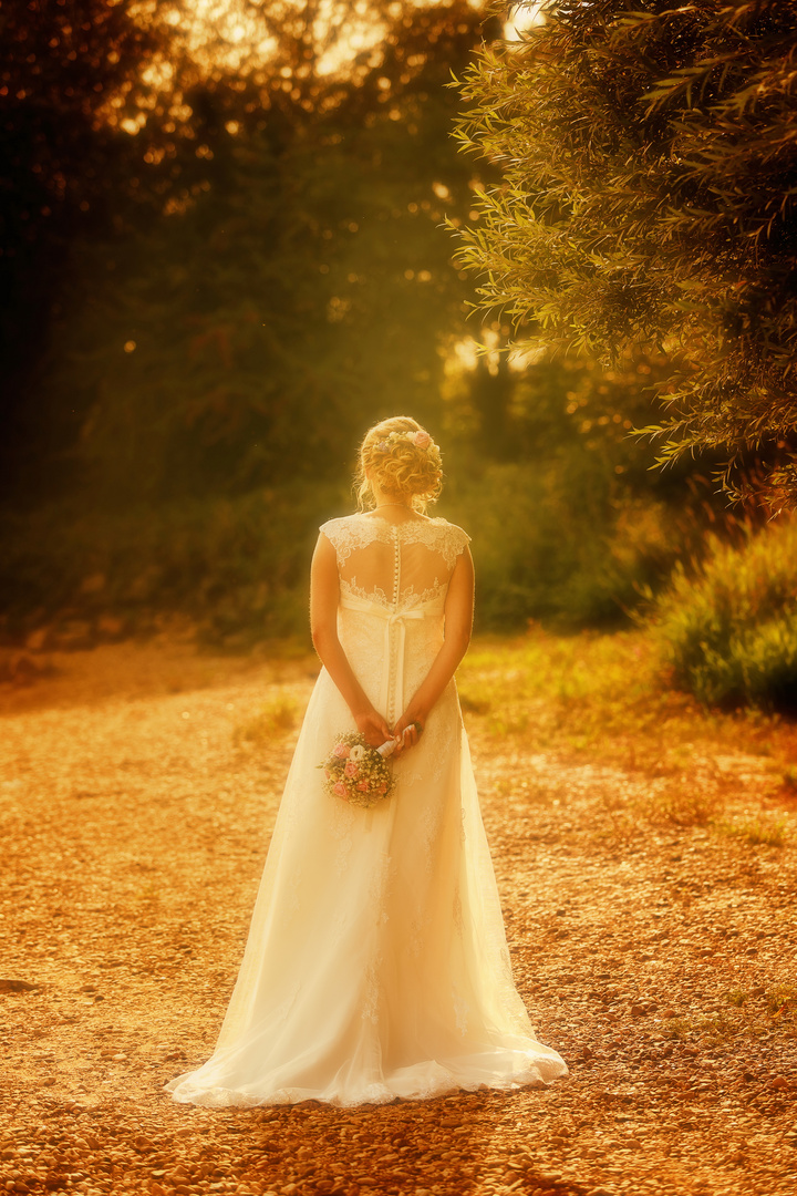 "Waiting for the groom"  (exp. BEA)