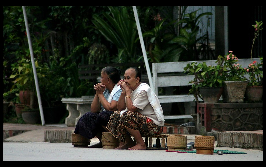 Waiting for the monks to come (2), Luang Prabang, Laos