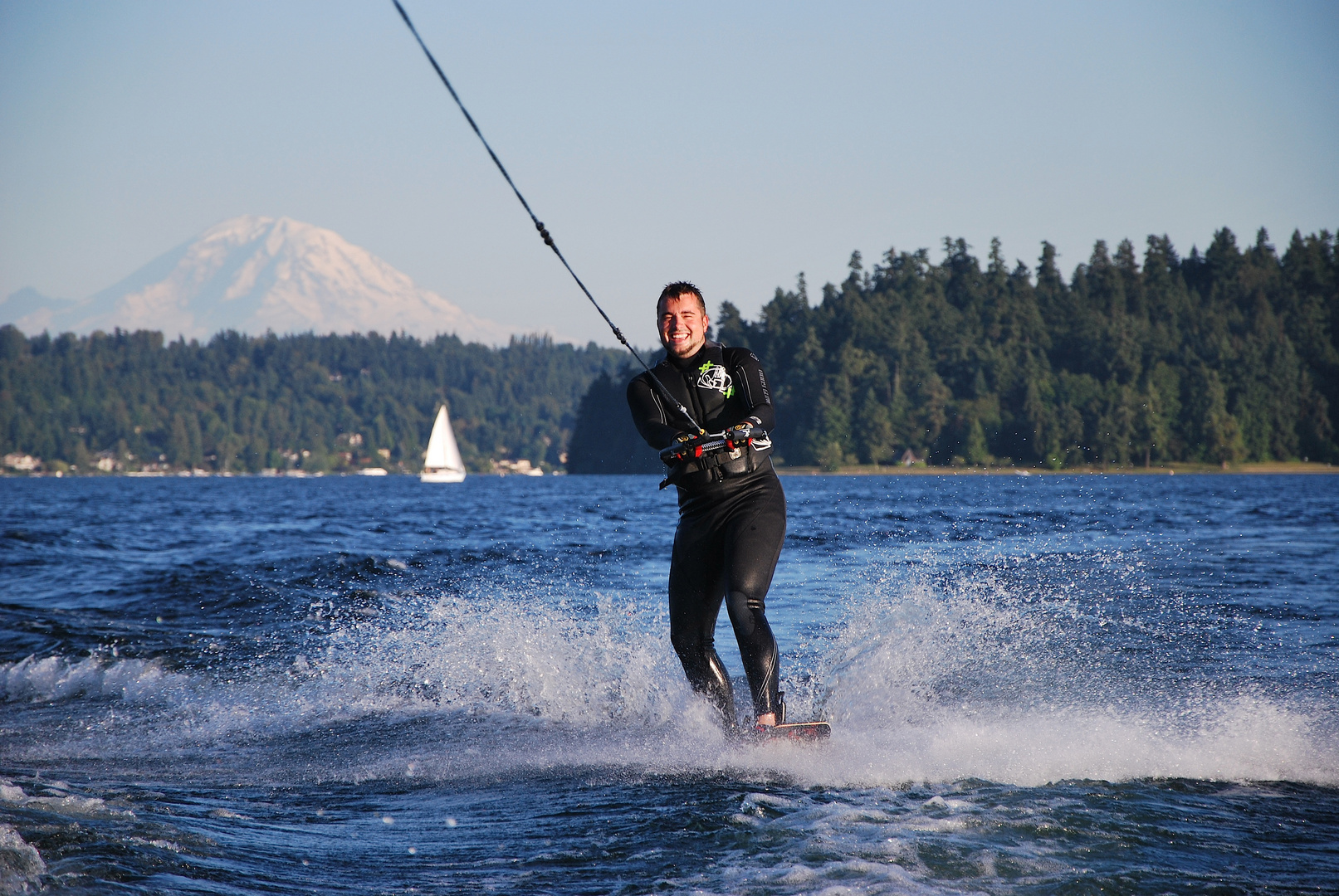 Wakebording mit Mount Rainier