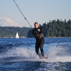 Wakebording mit Mount Rainier