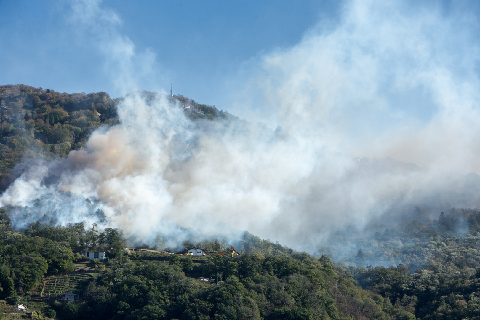 Waldbrand über Bellinzona