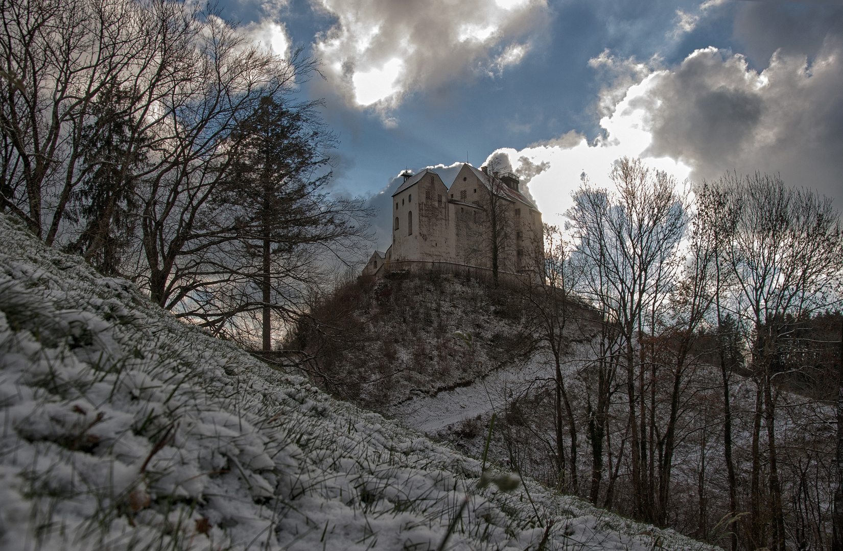 Waldburg im ersten Winterkleid