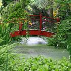 Waldgarten mit roter Brücke