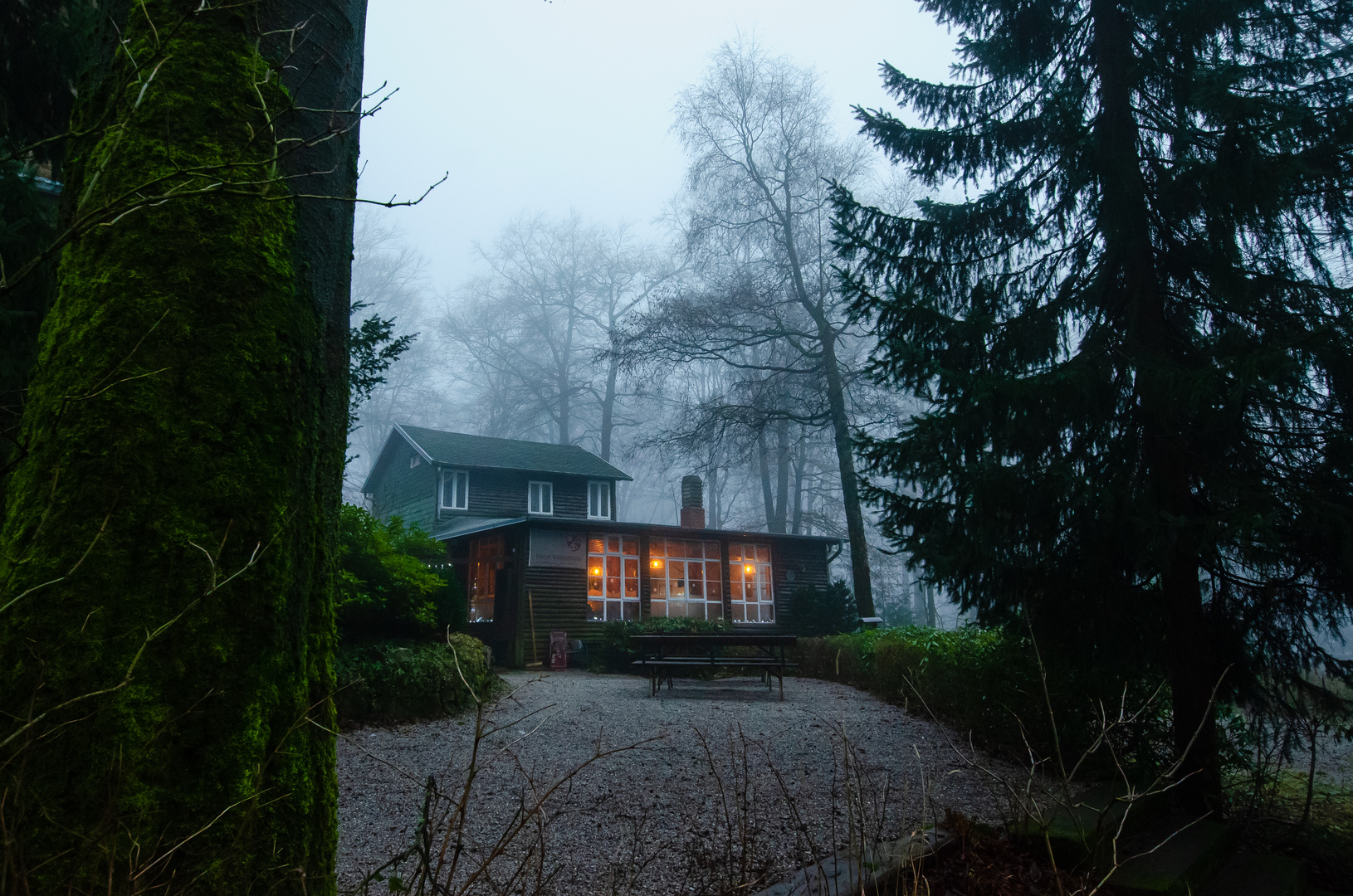 Waldgaststätte im Nebel