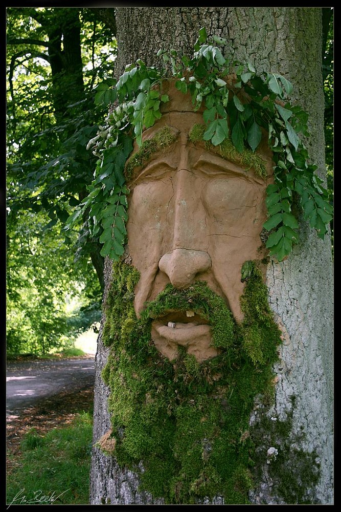 "Waldgeist" aus Ton u. Moosen am Stamm modelliert (entdeckt auf der Hube in Einbeck)