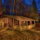 Waldhütte bei Nacht