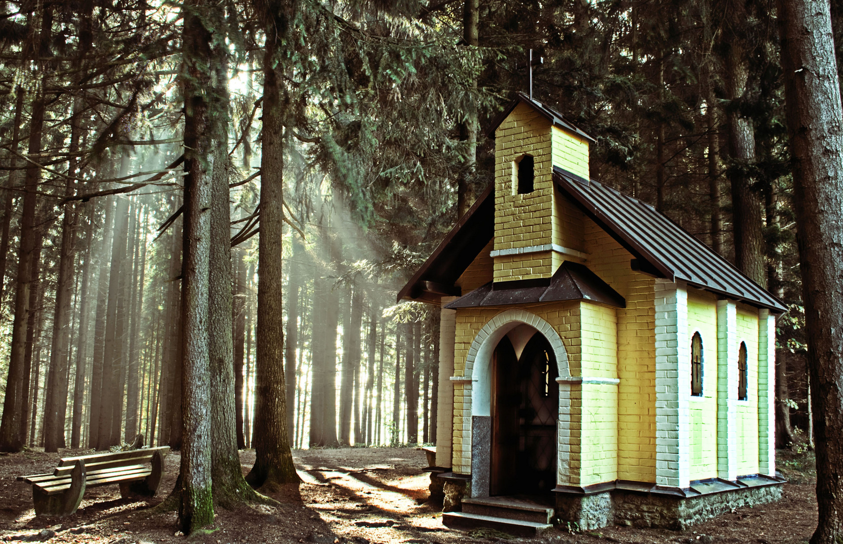 Waldkapelle im Herbst