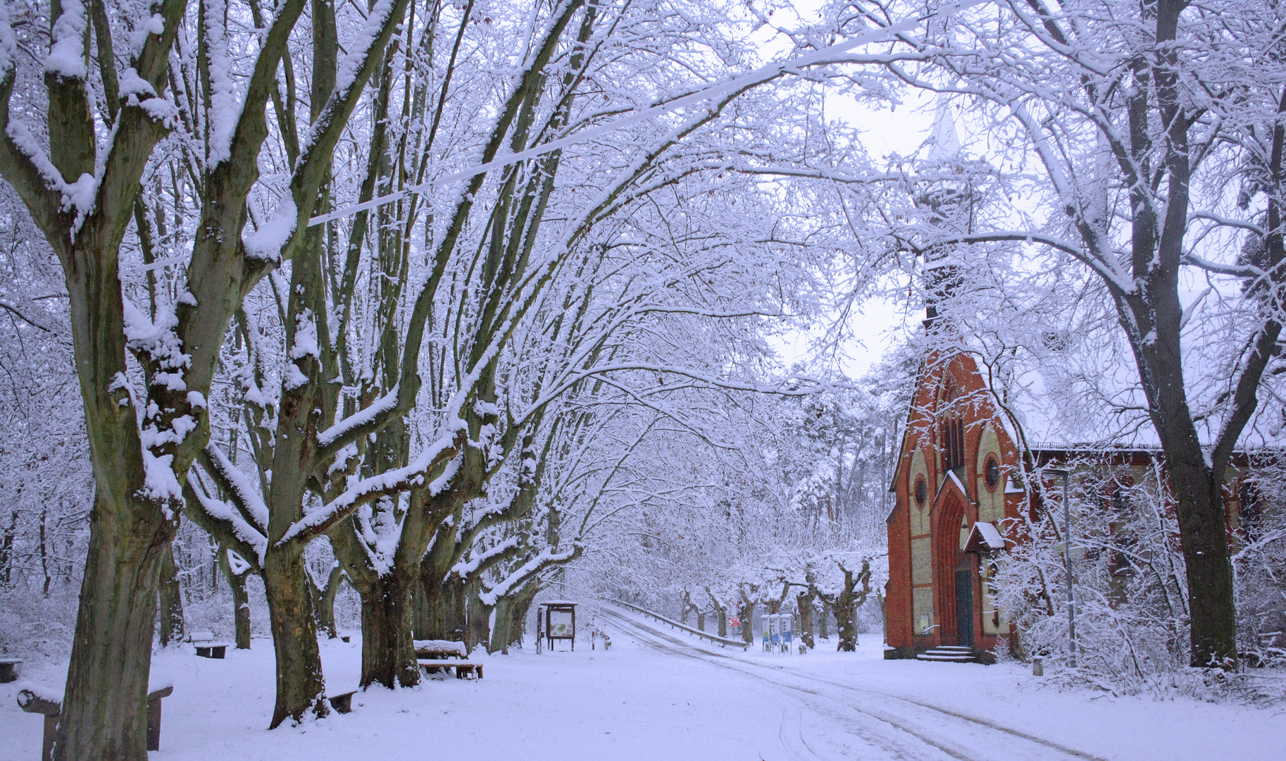 Waldkapelle im Schnee