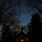 Waldkapelle unter Sternenhimmel