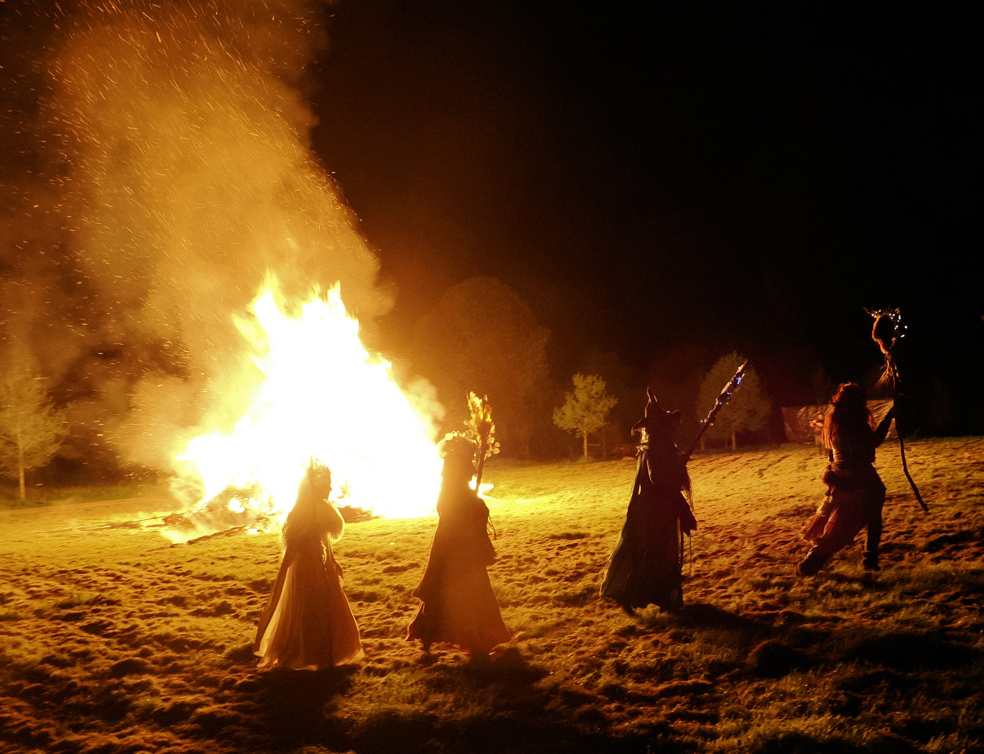 Waldpurgisnacht die Hexen haben das Feuer entzündet..