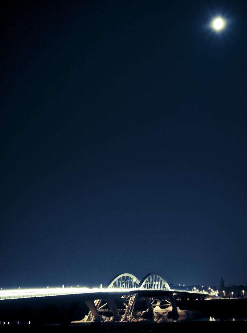 Waldschlösschenbrücke bei Nacht