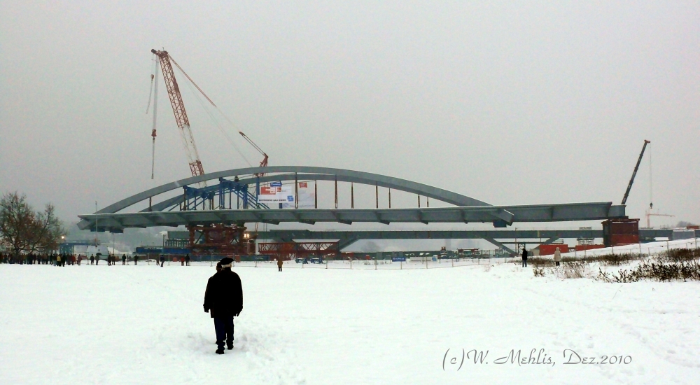 Waldschlösschenbrücke kurz vor dem Einschschwimmen