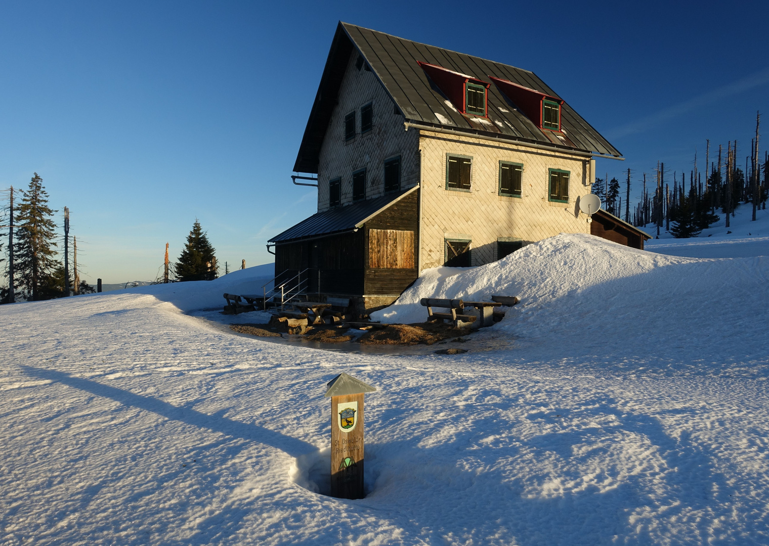 Waldschmidthaus / Rachelschutzhaus mit Drei-Gemeinde-Säule