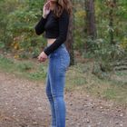 Waldspaziergang in Jeans und High-Heels