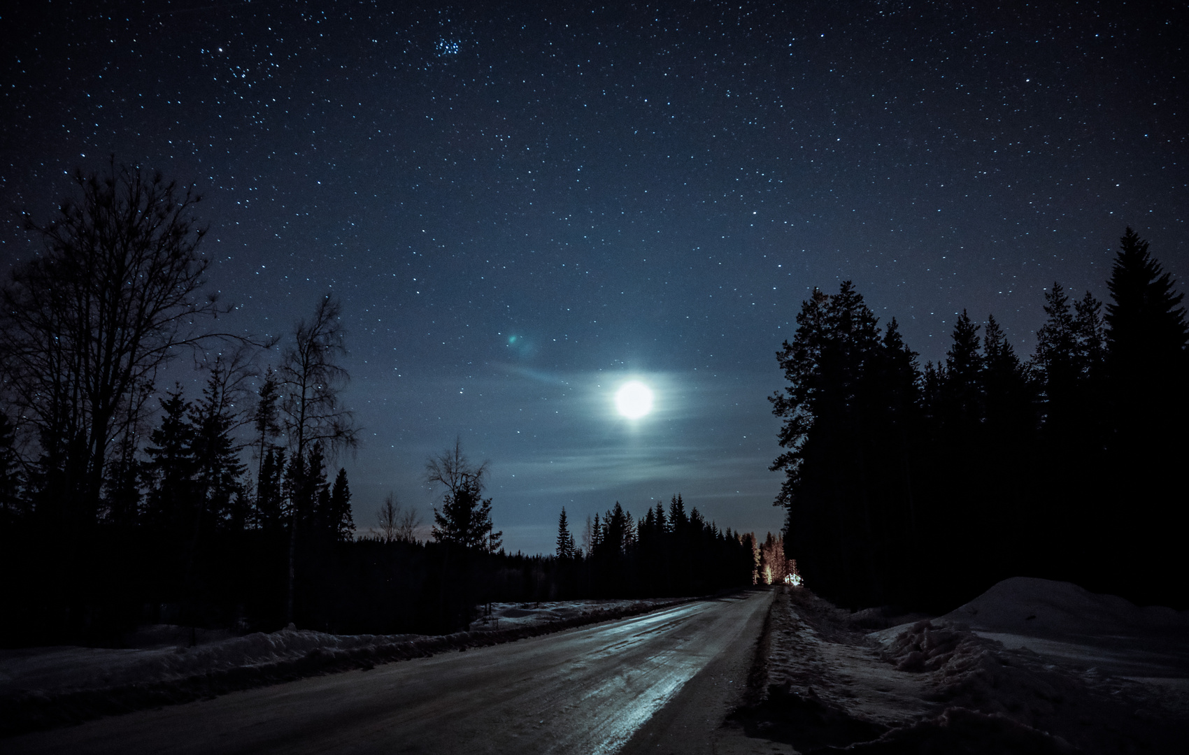 Waldweg bei aufgehendem Mond und eisigen Temperaturen