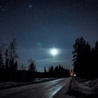 Waldweg bei aufgehendem Mond und eisigen Temperaturen