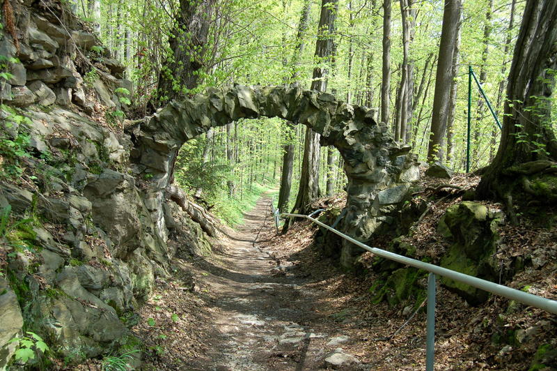 Waldweg mit Felsbogen