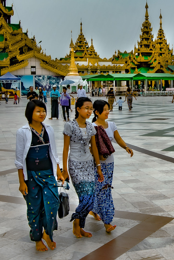 Walk around the Shwedagon platform