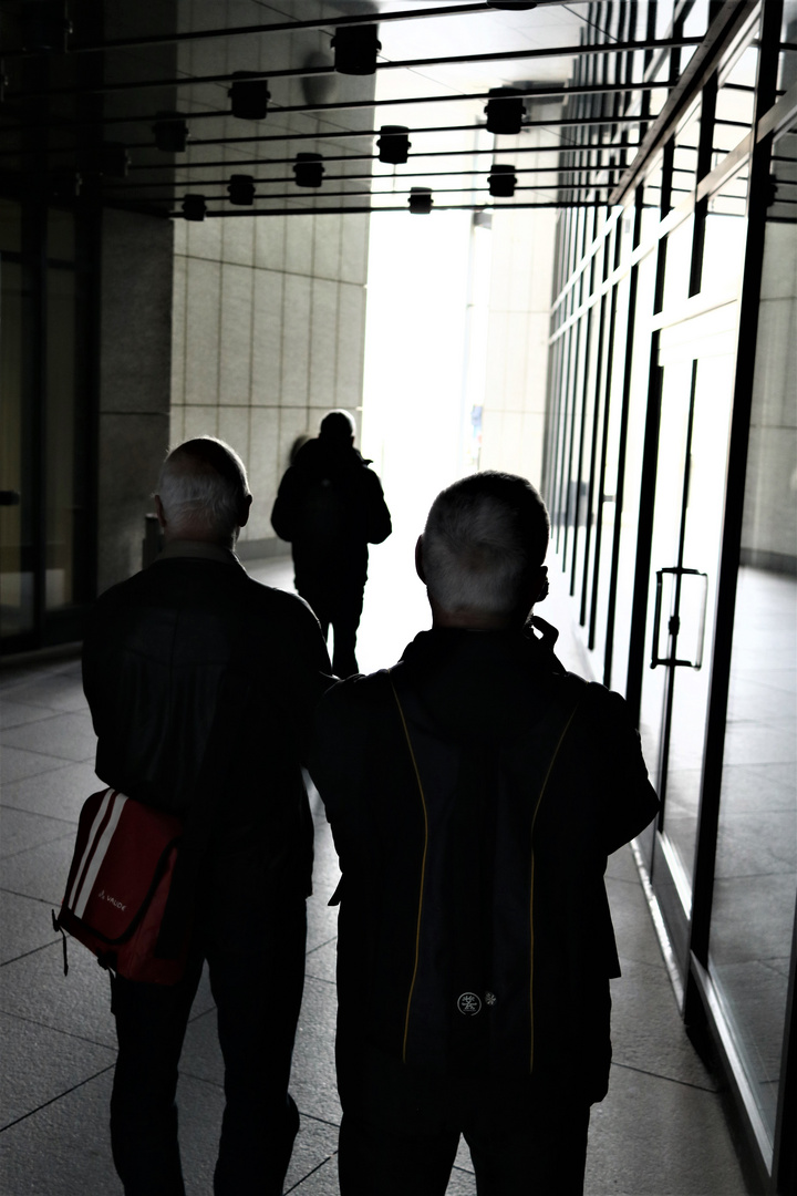 WALK Schattenfiguren Passage W-02-sw FotoNews +8Fotos
