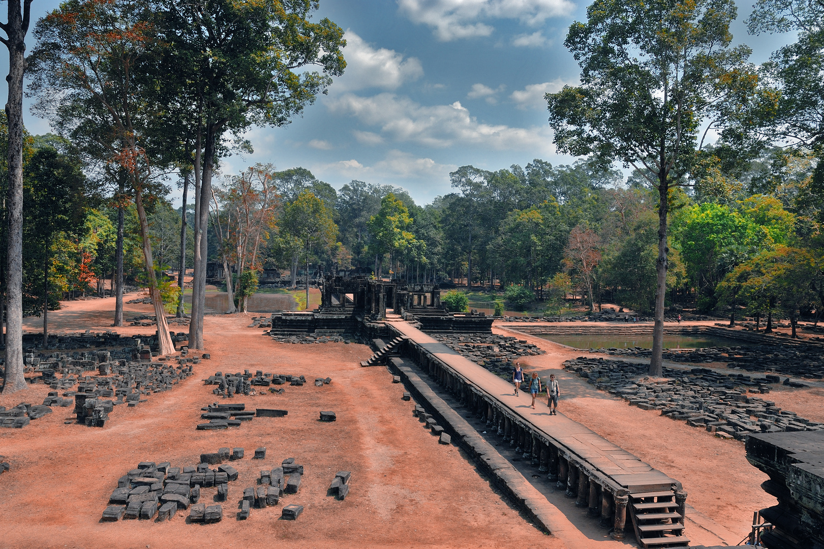 Walk to Royal Palace in Angkor Thom