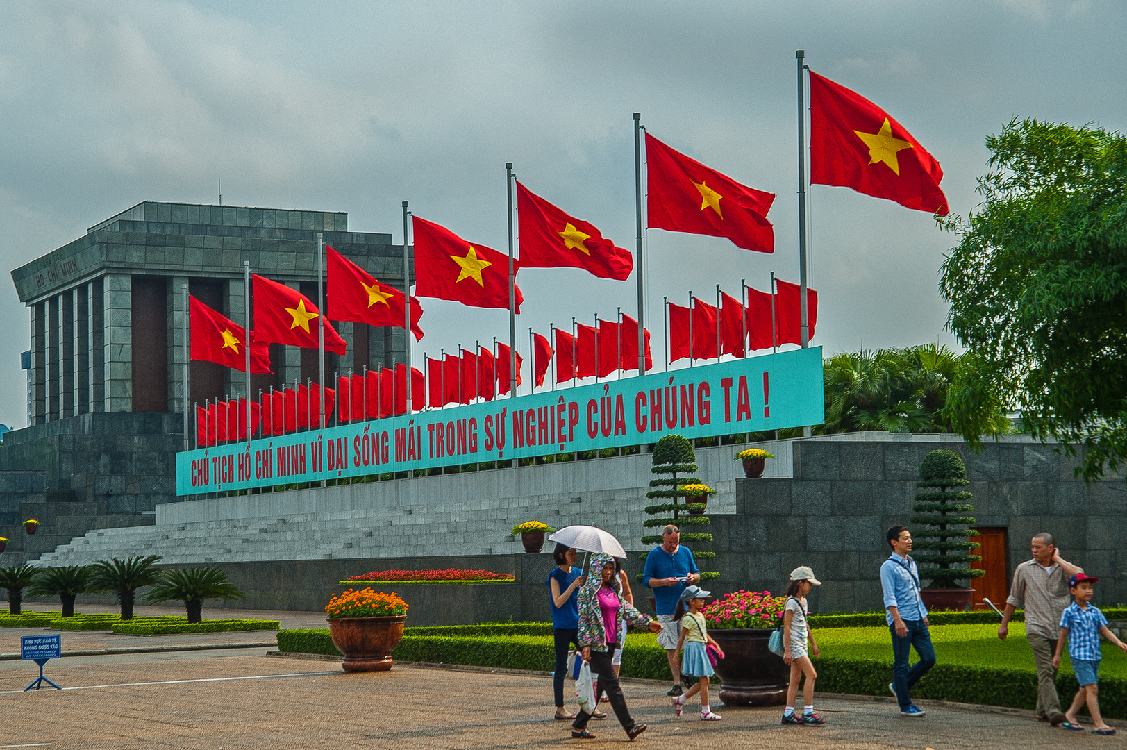 Walk to Uncle Ho mausoleum