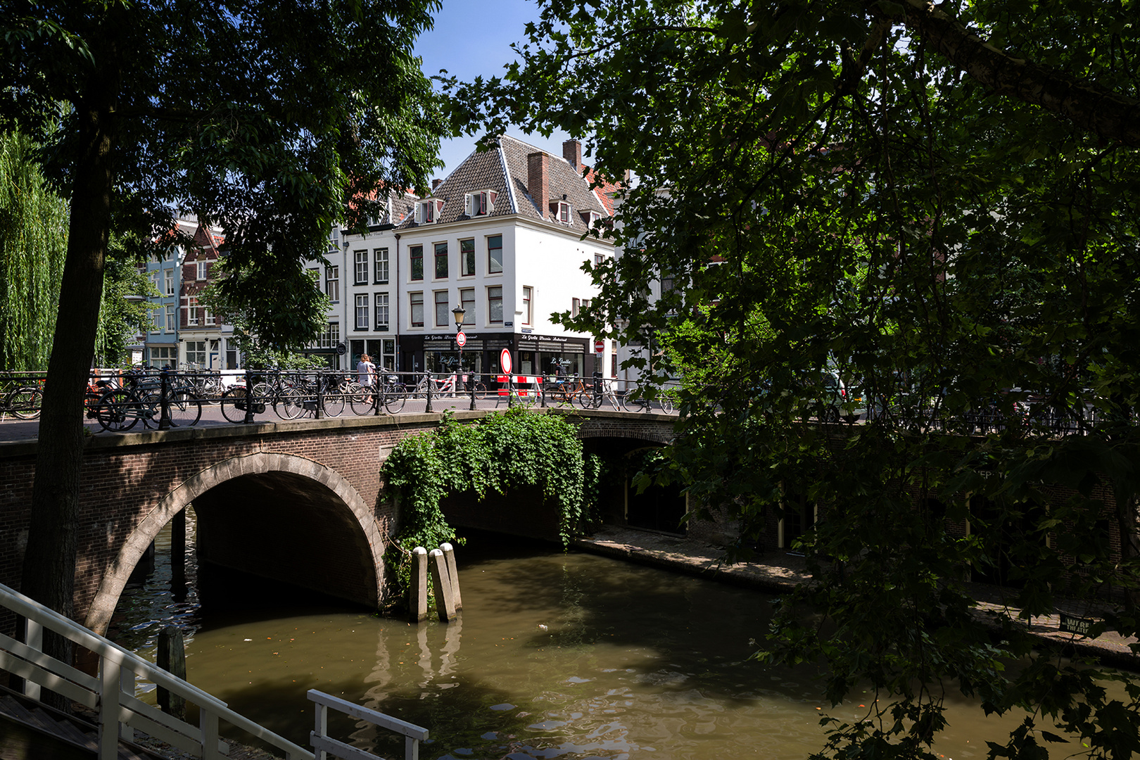 Walking an der Gracht 01