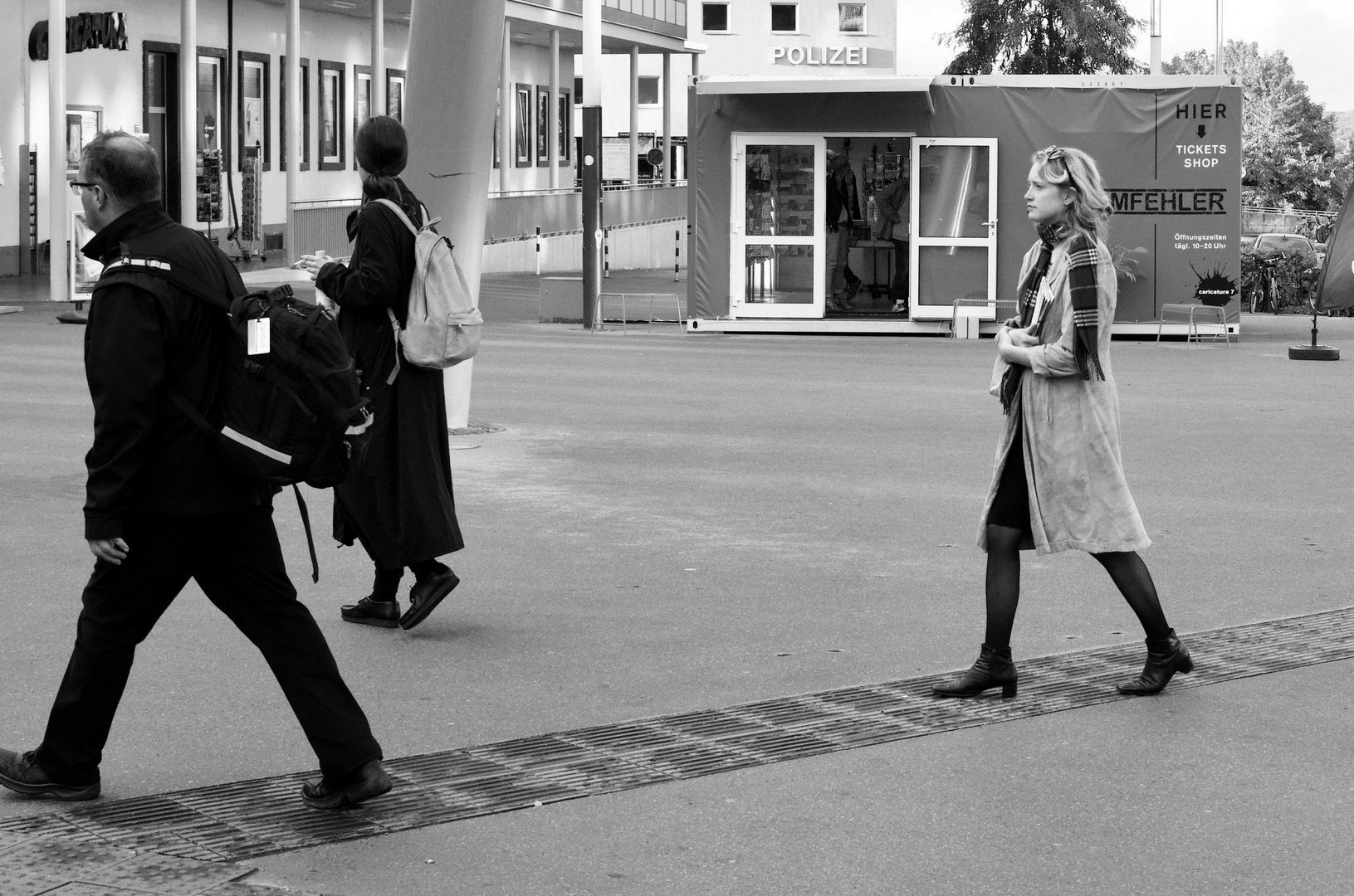 Walking down the line Foto & Bild erwachsene menschen, streetfotografie mit menschen, menschen
