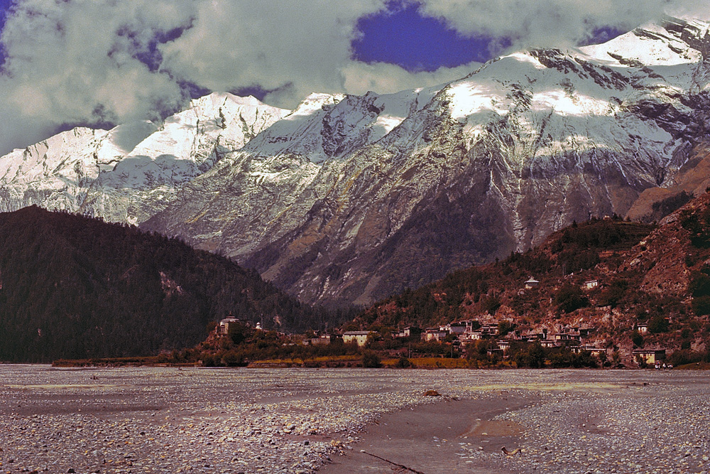 Walking in the Kali Gandaki riverbed